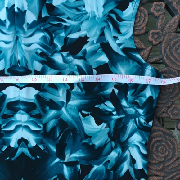 EUC Calvin Klein sleeveless criss-cross top - Picture 4 of 6